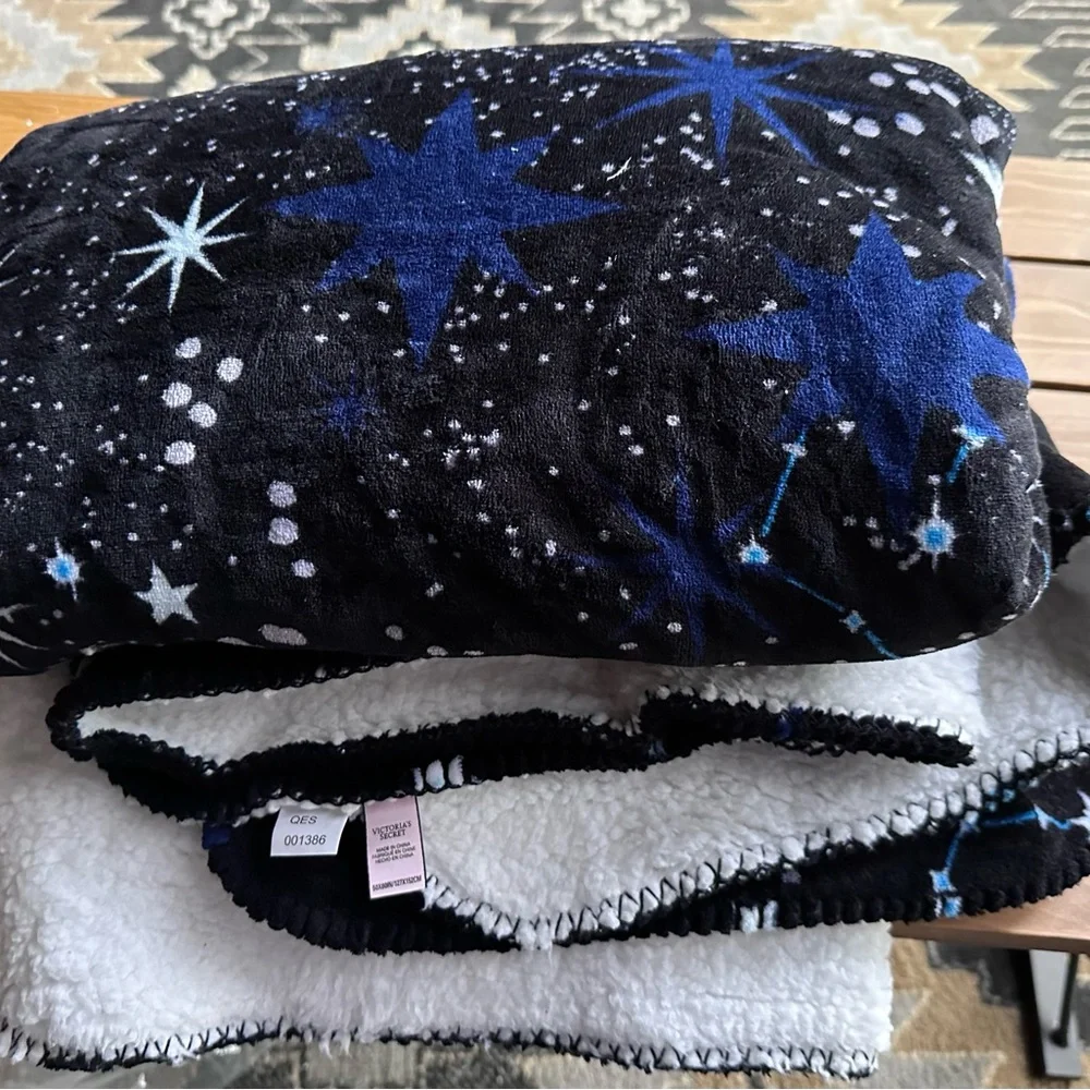Beautiful Victoria’s Secret blanket - Picture 3 of 4
